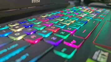 Jacarta, Indonesia en 8 julio 2023. un juego de azar teclado ese tiene vistoso LED luces, con el principal color de el teclado siendo negro. video