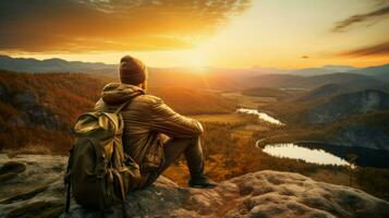 un hombre sentado en un montaña parte superior mirando a el Dom con un mochila en su atrás.. generativo ai foto