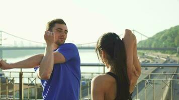 ung par stretching utomhus i de morgon- video