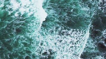 aereo Visualizza di il Pacifico oceano onde colpire il scogliera rocce. superiore Visualizza di il onde. mare riva durante il tempesta. video