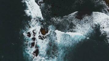 aereo Visualizza di il Pacifico oceano onde colpire il scogliera rocce. superiore Visualizza di il onde. mare riva durante il tempesta. video