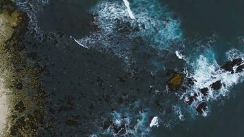 aérien vue de le pacifique océan vagues frappe le falaise rochers. Haut vue de le vagues. mer rive pendant le tempête. video