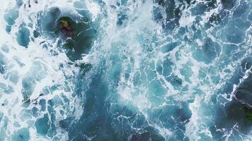 aérien vue de le pacifique océan vagues frappe le falaise rochers. Haut vue de le vagues. mer rive pendant le tempête. video