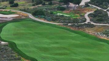 aéreo ver de búnkeres arena en golf Corte con poniendo verde césped. parte superior ver de golf corte. video