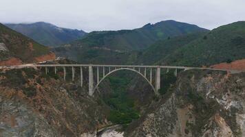 le pacifique océan lavages sur le magnifique rivage de Californie, ne pas loin Sud de monterey. le pacifique côte Autoroute court plus de le Bixby pont et droite le long de cette incroyablement scénique côte. video