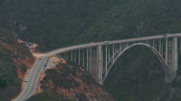 el Pacífico Oceano lavados sobre el hermosa costa de California, no lejos sur de monterrey. aéreo Disparo de bixby Arroyo puente en el grande sur costa de California. video