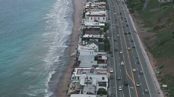 4k aérien drone coup de Malibu plage littoral dans Californie. le bleu pacifique océan avec vagues à venir dans et plage avec agréable Maisons sur le Contexte. video