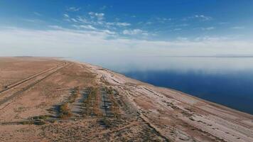 aérien vue de le magnifique salton mer de au-dessus de. interminable l'eau tout le façon à horizon. video