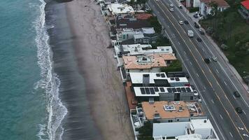 4k aéreo zumbido Disparo de malibu playa línea costera en California. el azul Pacífico Oceano con olas viniendo en y playa con bonito casas en el antecedentes. video