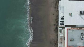 4k aereo fuco tiro di Malibu spiaggia costa nel California. il blu Pacifico oceano con onde In arrivo nel e spiaggia con simpatico case su il sfondo. video
