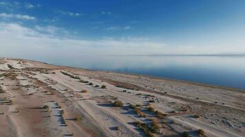 aéreo Visão do a lindo Salton mar a partir de acima. sem fim água todos a caminho para horizonte. video