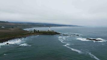 klippig klippig hav strand, stor hav vågor kraschar på Strand, monterey 17 mil kör, kalifornien kust, usa. vatten stänk i pacific lund, stranden vid vatten promenad, waterside parkera havsbild. video