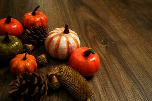 Víspera de Todos los Santos decoraciones antecedentes. Víspera de Todos los Santos de miedo calabaza cabeza en de madera mesa Víspera de Todos los Santos fiesta concepto foto