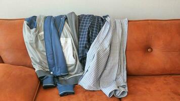 désordonné vêtements sur canapé à Accueil video