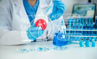 científico mezcla químico líquidos en el química laboratorio. investigador trabajando en el químico laboratorio con virtual icono foto