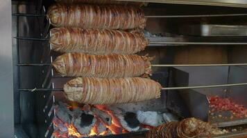 Turks straat voedsel kokorec gemaakt met schapen darm gekookt in hout ontslagen oven. video