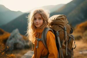 pequeño niña con mochila excursionismo en montaña pico a atardecer, viaje y aventuras concepto ai generado foto