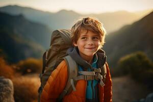 adorable pequeño chico con mochila excursionismo en montañas a puesta de sol. viaje y activo estilo de vida concepto ai generado foto