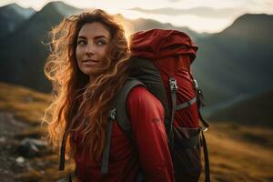 hermosa mujer caminante con mochila excursionismo en el montañas a puesta de sol ai generado foto