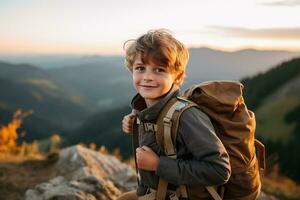 adorable pequeño chico con mochila excursionismo en montañas a puesta de sol. viaje y activo estilo de vida concepto ai generado foto