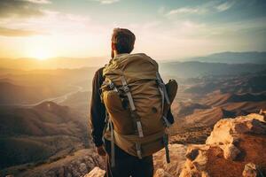 hermoso joven hombre con mochila excursionismo en el montañas a puesta de sol ai generado foto