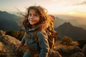 pequeño niña con mochila excursionismo en montaña pico a atardecer, viaje y aventuras concepto ai generado foto