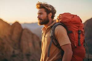 hermoso joven hombre con mochila excursionismo en el montañas a puesta de sol ai generado foto