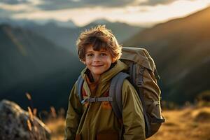 adorable pequeño chico con mochila excursionismo en montañas a puesta de sol. viaje y activo estilo de vida concepto ai generado foto