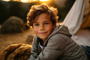 retrato de un linda chico mirando a cámara mientras cerca su tienda en naturaleza ai generado foto