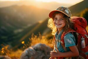 pequeño niña con mochila excursionismo en montaña pico a atardecer, viaje y aventuras concepto ai generado foto