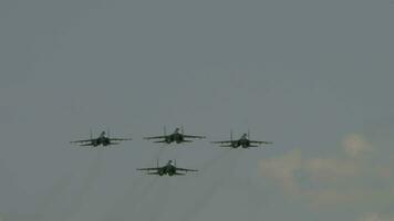 columna militar aviones de guerra moscas terminado el suelo. militar aviones en un hermosa azul cielo. aire fuerza desfile video