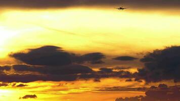 cinematográfico imágenes de chorro avión que se acerca aterrizaje. nublado hermosa atardecer, avión en el cielo. turismo y viaje concepto video