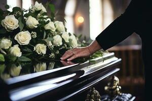 de cerca de un mujer mano colocación un ramo de flores de blanco rosas en un ataúd.funeral concepto ai generado foto