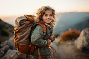 pequeño niña con mochila excursionismo en montaña pico a atardecer, viaje y aventuras concepto ai generado foto