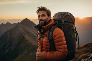 hermoso joven hombre con mochila excursionismo en el montañas a puesta de sol ai generado foto