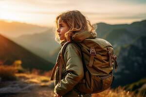 pequeño niña con mochila excursionismo en montaña pico a atardecer, viaje y aventuras concepto ai generado foto