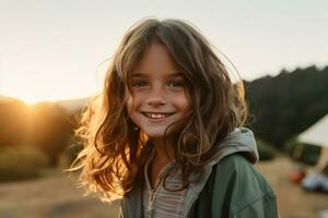 retrato de linda pequeño niña a cámara mientras en pie cerca cámping tienda a puesta de sol ai generado foto