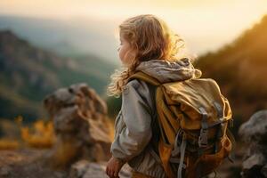 pequeño niña con mochila excursionismo en montaña pico a atardecer, viaje y aventuras concepto ai generado foto