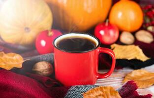 un taza de caliente Fresco café otoño soleado Mañana. otoño ánimo, Mañana café, relajante fin de semana. de cerca. selectivo enfocar. foto