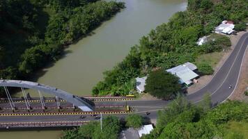 bajul mati pont dans Sud malang avec vues de tropical forêt et écoulement rivière video