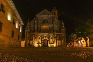 úbeda, jaén, España, 6.7.2023. capilla de el el Salvador ,el el Salvador, y el parador Delaware turismo Delaware úbeda, jaén, España. decano ortega palacio. noche vista. foto