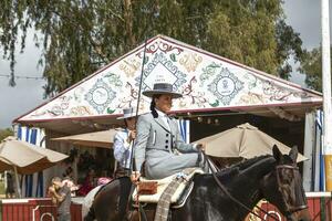 huelva, Andalucía, España. 15.10.2023, el caballo justa en huelva, además conocido como el otoño justo, es un vibrante andaluz celebracion ese mezclas ecuestre tradicion con festivo energía en un vistoso. foto