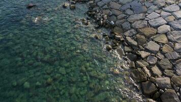 une été journée sur le ligurien côte de Imperia Oneille, Italie, avec le l'eau et rochers dans voir. video