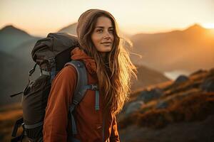 hermosa mujer caminante con mochila excursionismo en el montañas a puesta de sol ai generado foto