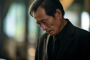 mayor asiático hombre con funeral dolor y flores en Iglesia ai generado foto