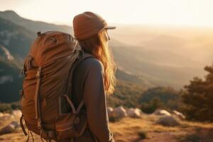 hermosa mujer caminante con mochila excursionismo en el montañas a puesta de sol ai generado foto