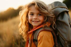 retrato de linda pequeño niña a cámara mientras en pie cerca cámping tienda a puesta de sol ai generado foto