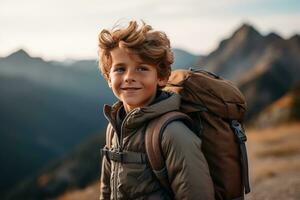 adorable pequeño chico con mochila excursionismo en montañas a puesta de sol. viaje y activo estilo de vida concepto ai generado foto