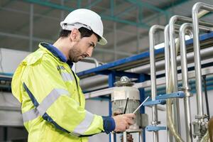 ingenieros o fábrica gerentes vistiendo la seguridad casco inspeccionar el máquinas en el producción línea. utilidad inspector cheque máquina y prueba el sistema a reunirse el estándar. máquina, mantenimiento. foto