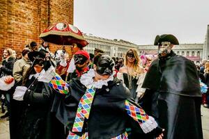 personas vistiendo carnaval mascaras foto